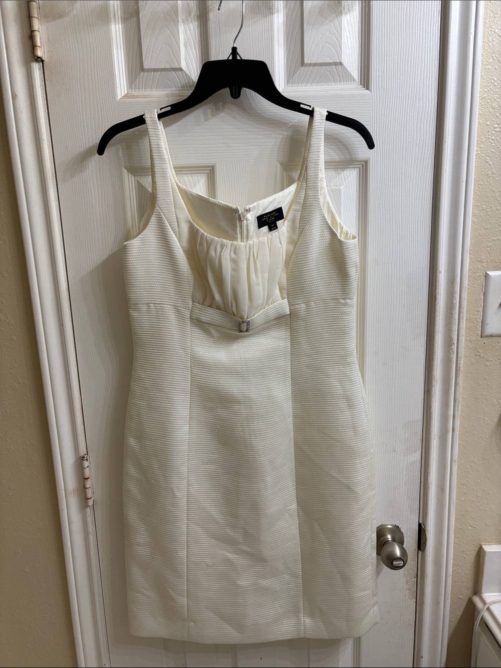 Tahari Arthur & Levine luxe petite cream White Dress with Black Label. NWOT